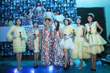 Lạ lẫm trang phục được làm từ bao cao su