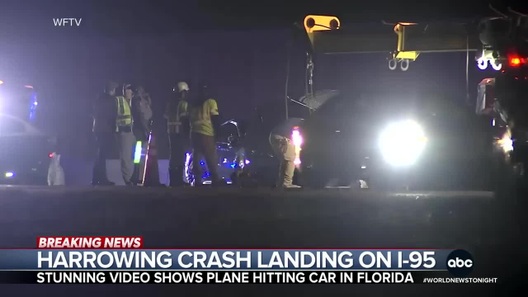 Máy bay hạ cánh khẩn cấp, đè bẹp nóc ô tô ở Mỹ
