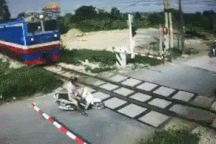 Vượt chắn tàu, người đi xe máy suýt phải trả giá bằng mạng sống
