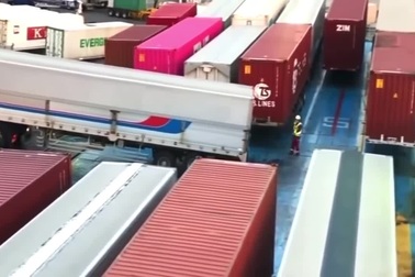 Màn lùi xe container vào chỗ hẹp cực "ngọt" khiến nhiều người thán phục