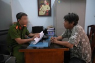Người đàn ông đập phá hàng loạt tủ đổi pin xe điện ở TPHCM