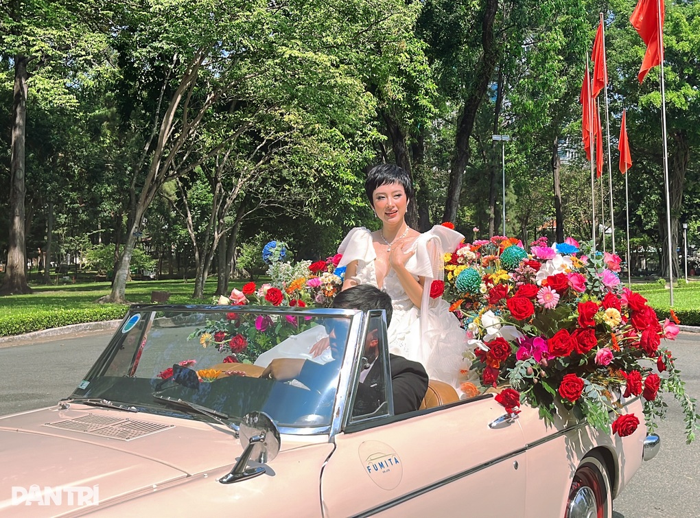 Ngô Thanh Vân rạng rỡ, Angela Phương Trinh đi xe mui trần dự triển lãm - 2 Ngô Thanh Vân rạng rỡ, Angela Phương Trinh đi xe mui trần dự triển lãm - 2