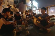 Tái diễn cảnh tụ tập đông người, ăn nhậu trên cầu đi bộ bất chấp lệnh cấm