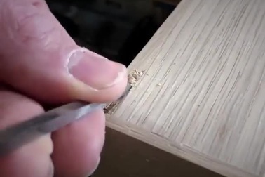 Xem cách thợ mộc sửa lại một lỗ thủng nhỏ trên bàn