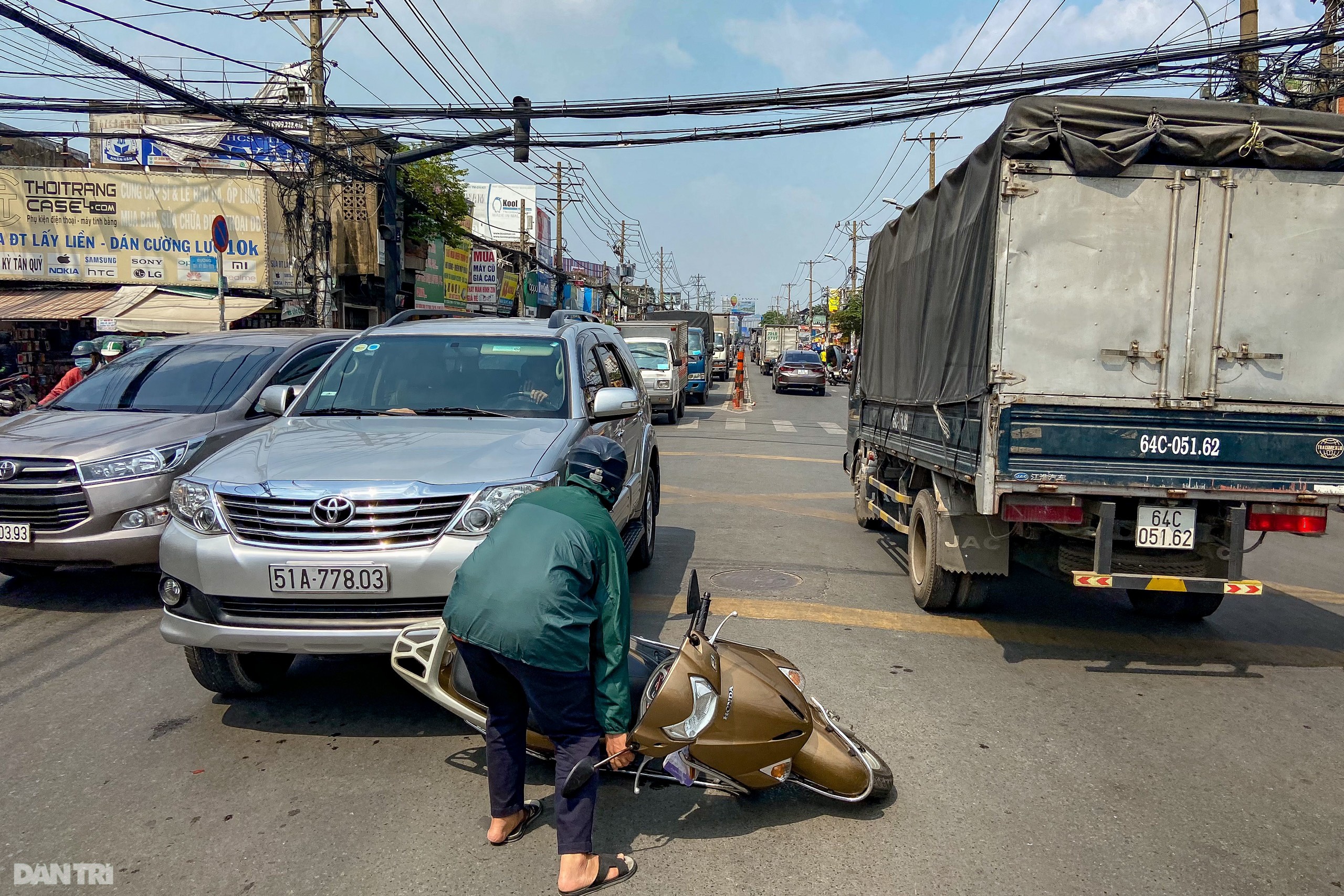 Nhiều tuyến đường ở TPHCM kẹt xe nghiêm trọng ngày giáp Tết - 9 Nhiều tuyến đường ở TPHCM kẹt xe nghiêm trọng ngày giáp Tết - 9