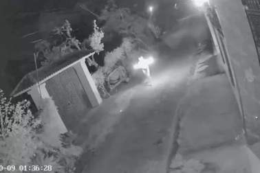 Cảnh đối tượng ném “bom xăng” vào cổng nhà dân lúc nửa đêm