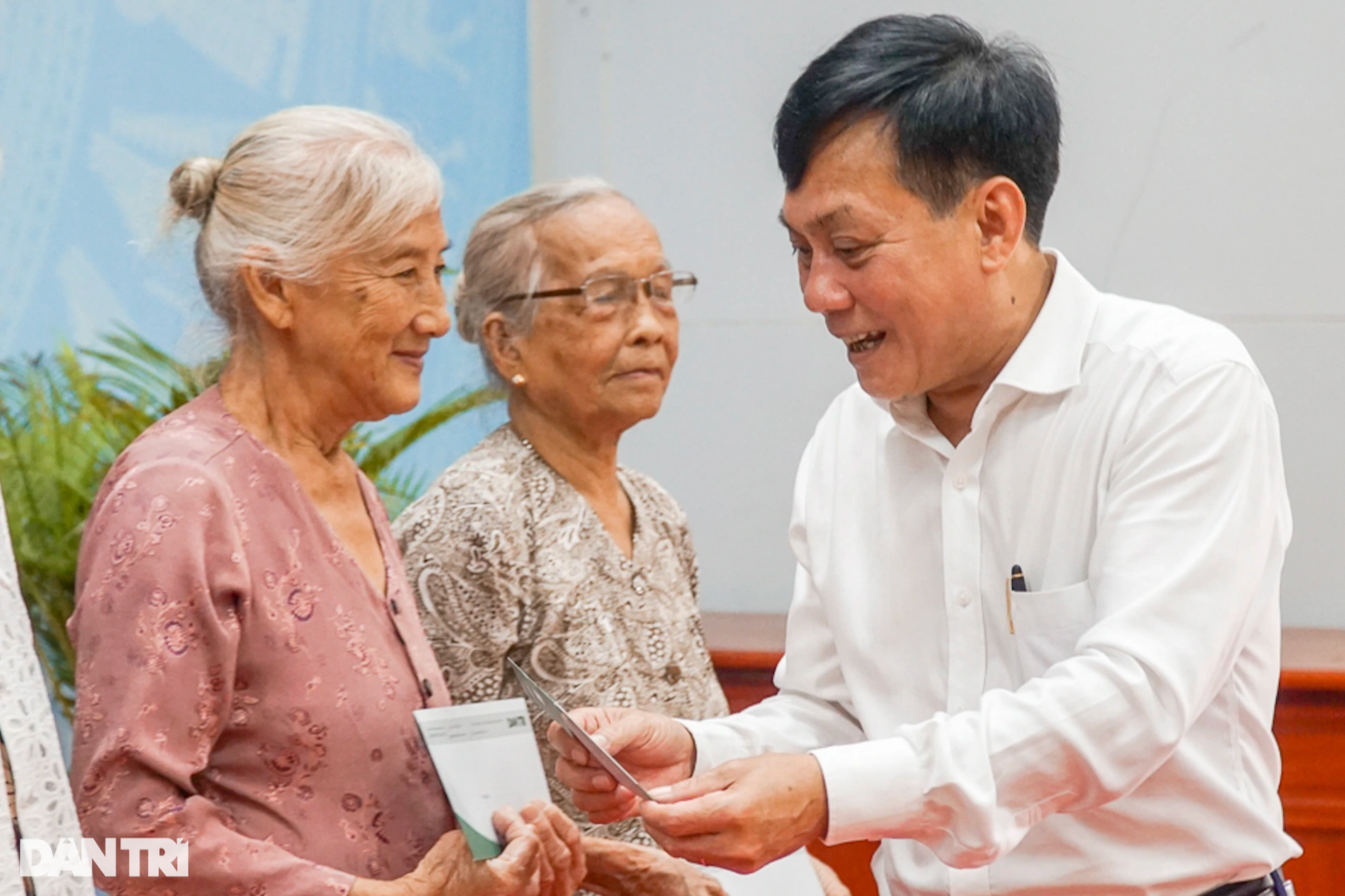 Báo Dân trí tặng quà tri ân người có công ở Cần Thơ - 3 Báo Dân trí tặng quà tri ân người có công ở Cần Thơ - 3