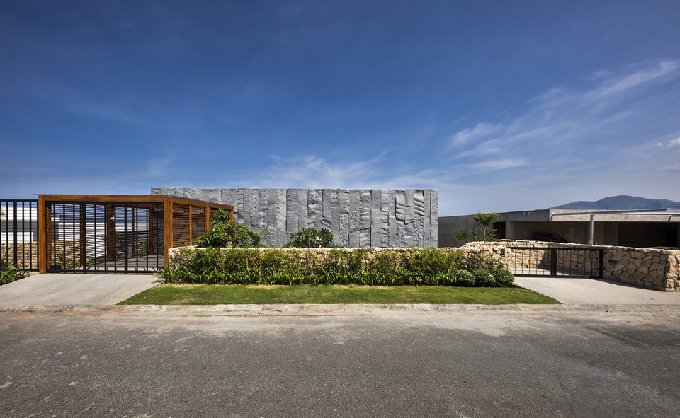 Biệt thự đá độc đáo ở Nha Trang có ban công ẩn hiện tùy thích - 1