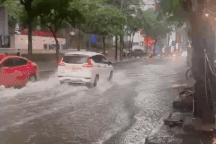 Mưa lớn, nhiều tuyến phố ở Hà Nội ngập sâu trong nước