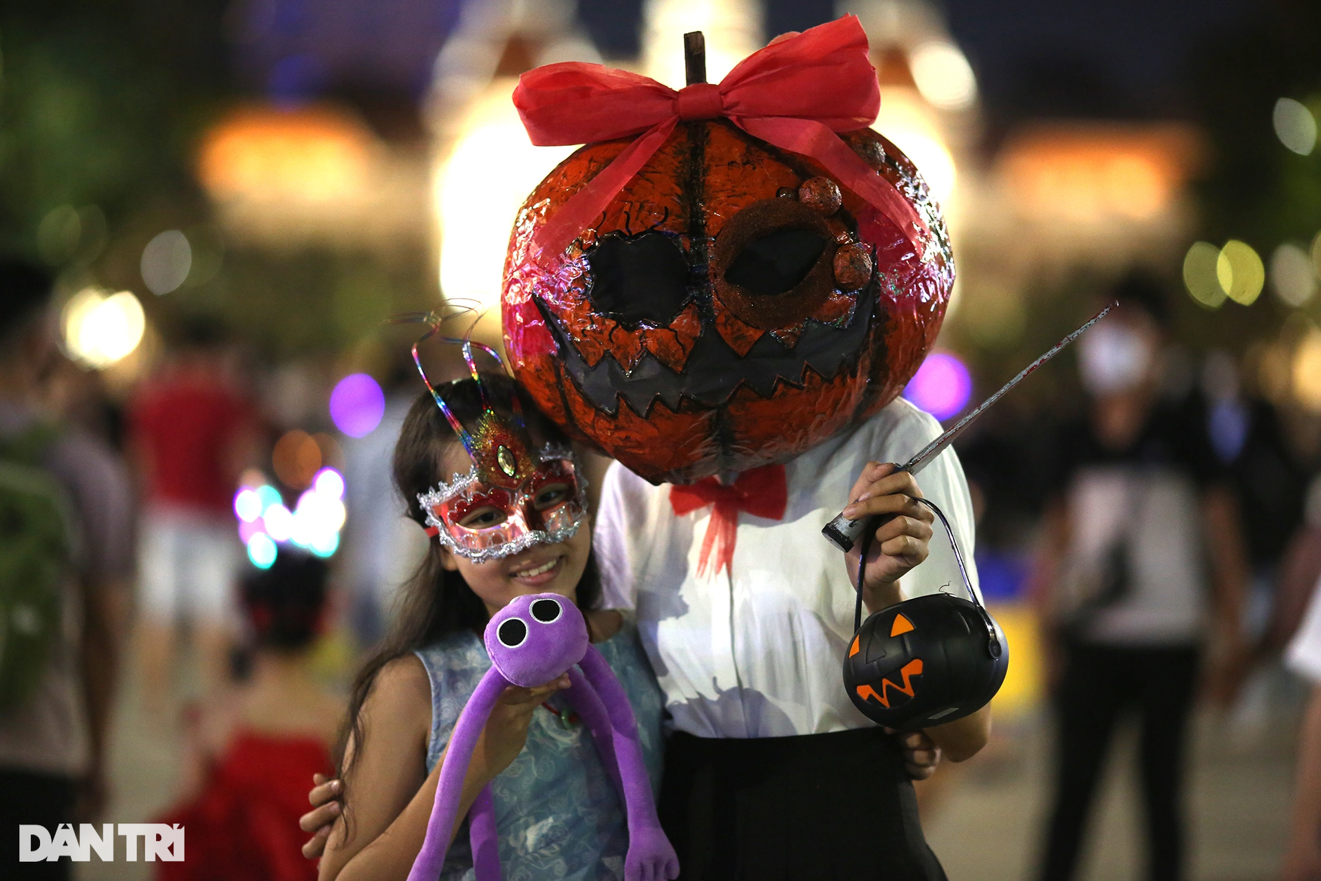 Giới trẻ TPHCM hóa trang kỳ dị chơi Halloween sớm ở phố Nguyễn Huệ - 8 Giới trẻ TPHCM hóa trang kỳ dị chơi Halloween sớm ở phố Nguyễn Huệ - 8