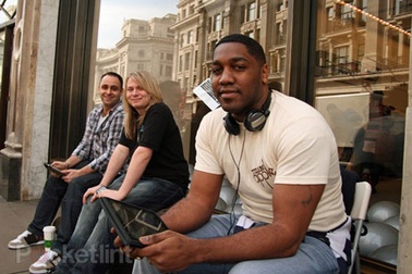 Motorola chế nhạo cảnh xếp hàng chờ mua iPad 2