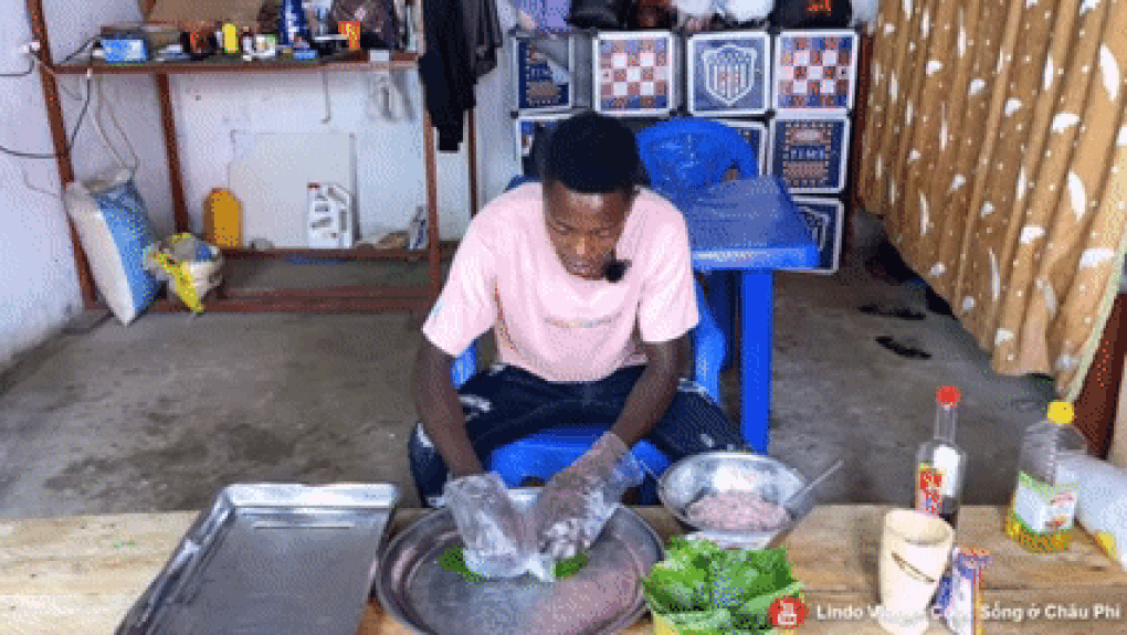 Chả lá lốt kiểu Việt Nam bán tại chợ ở châu Phi, thực khách xếp hàng mua - 1 Chả lá lốt kiểu Việt Nam bán tại chợ ở châu Phi, thực khách xếp hàng mua - 1