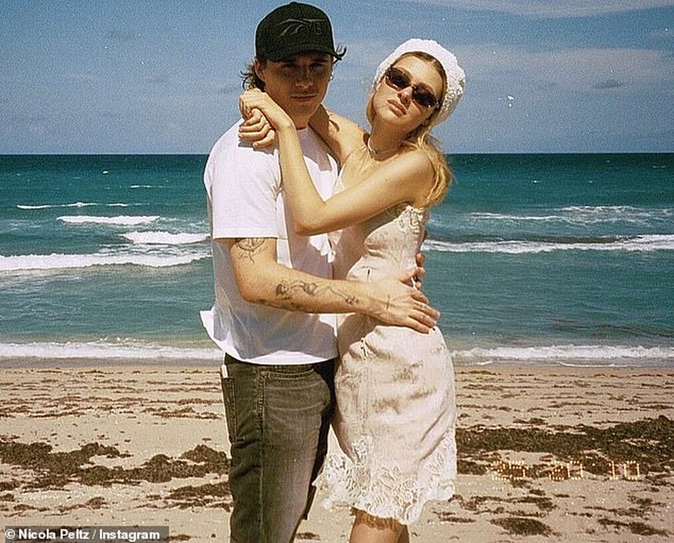 Brooklyn Beckham và hôn thê đem răng khôn đi bọc vàng - 1