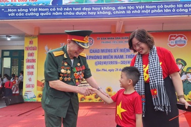 Lễ chào cờ đặc biệt ở TPHCM: Ký ức 30/4 chạm đến thế hệ trẻ