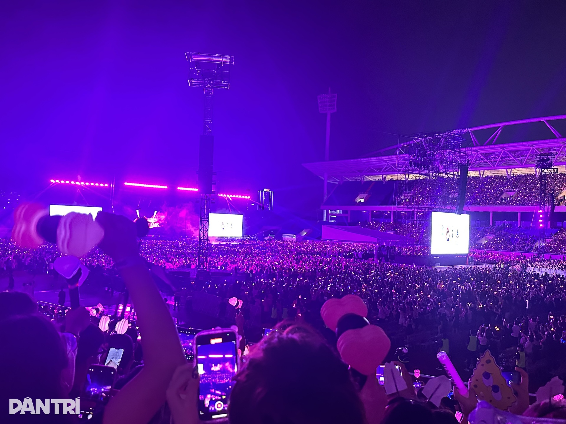 Blackpink chiều lòng khán giả Việt trong đêm nhạc 30.000 người xem - 7 Blackpink chiều lòng khán giả Việt trong đêm nhạc 30.000 người xem - 7