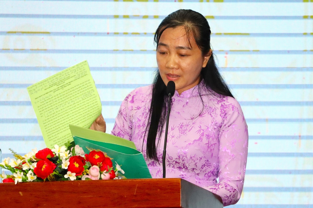 Cô giáo Cà Mau đọc thơ tâm huyết với ngành tại hội nghị điển hình tiên tiến - 2 Cô giáo Cà Mau đọc thơ tâm huyết với ngành tại hội nghị điển hình tiên tiến - 2