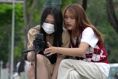 Giới trẻ TPHCM đỏ mắt tìm chỗ gửi xe ở công viên bến Bạch Đằng