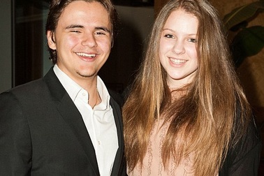 Cậu cả nhà Michael Jackson tươi tắn bên bạn gái