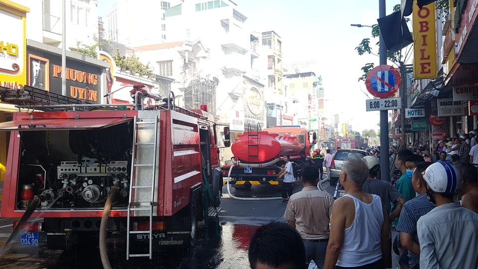 Cháy rụi shop quần áo khu trung tâm Huế giữa trời nóng 40 độ - 12 Cháy rụi shop quần áo khu trung tâm Huế giữa trời nóng 40 độ - 12