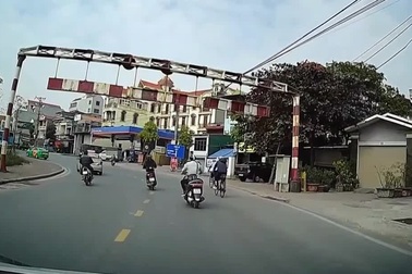 Sang đường bất cẩn, thanh niên suýt trả giá bằng cả mạng sống