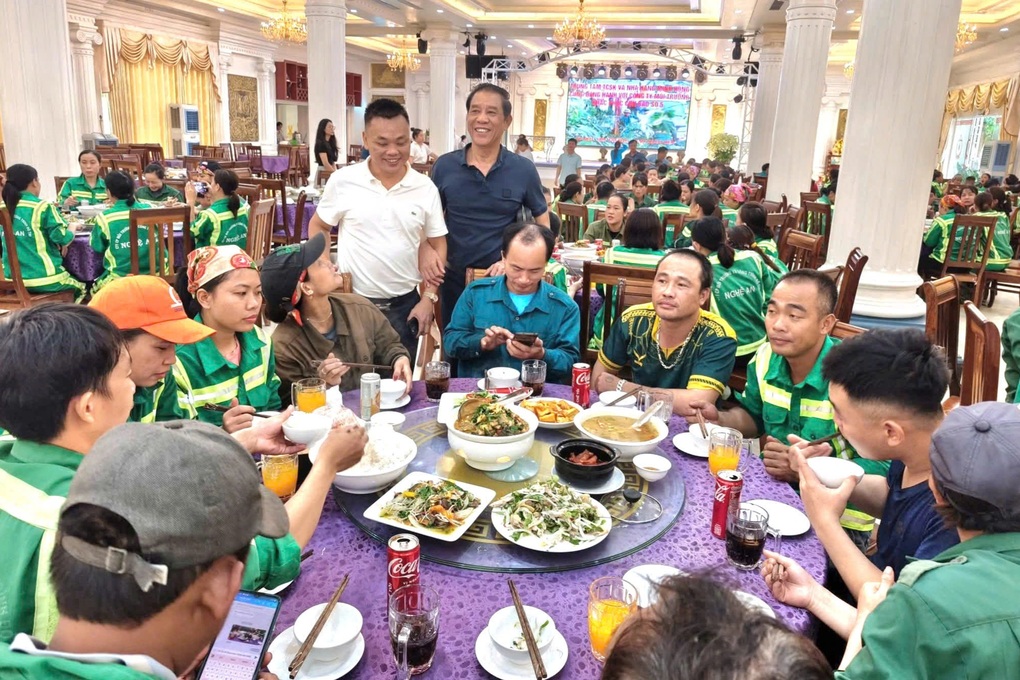 Vợ chồng chủ nhà hàng nấu hàng trăm suất cơm tiếp sức công nhân môi trường - 3 Vợ chồng chủ nhà hàng nấu hàng trăm suất cơm tiếp sức công nhân môi trường - 3