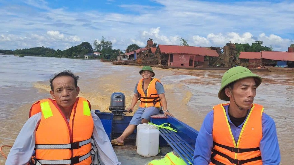 Giờ phút sinh tử bên dòng lũ, khi phía sau là hàng triệu đồng bào - 2 Giờ phút sinh tử bên dòng lũ, khi phía sau là hàng triệu đồng bào - 2