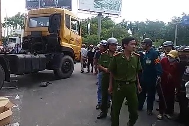 Bị cuốn dưới gầm xe container, 2 phụ nữ thương vong