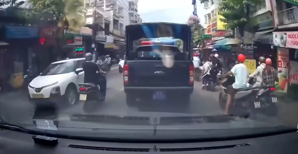 Clip “xe cảnh sát mở đường hỗ trợ đưa người đi cấp cứu” nổi bật tuần qua