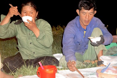 "Khát" máy gặt, nông dân ăn cơm tại ruộng, chờ xuyên đêm vì sợ... mất lượt