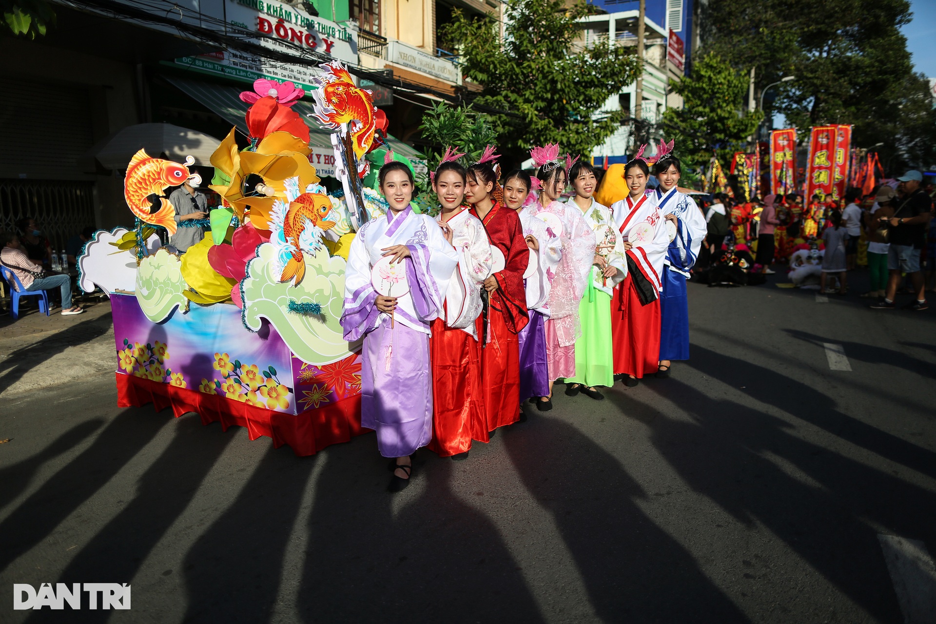 Tiên nữ, Bát Tiên cùng xuống phố tại Lễ hội Tết Nguyên tiêu ở TPHCM - 1 Tiên nữ, Bát Tiên cùng xuống phố tại Lễ hội Tết Nguyên tiêu ở TPHCM - 1