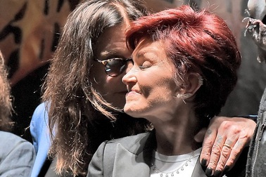 Rocker ngoại tình xuất hiện hạnh phúc bên vợ sau tin đồn ly dị