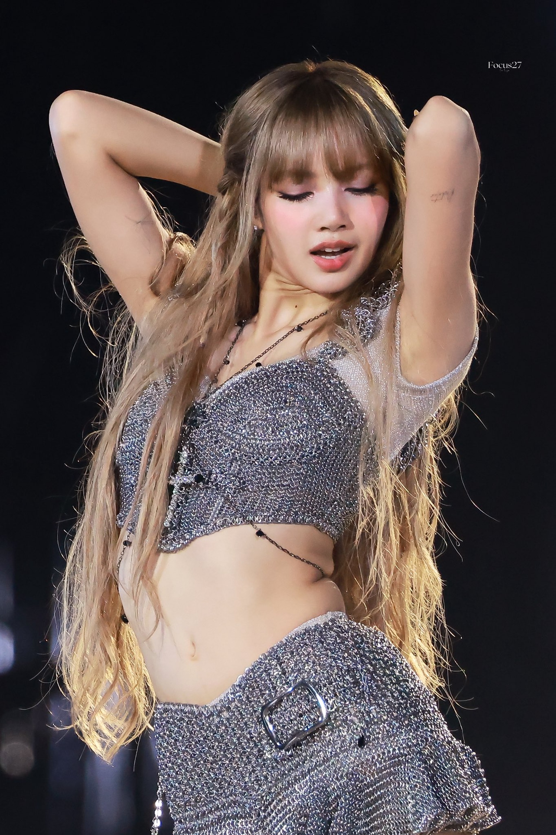 Blackpink gây sốt khi trở lại với váy áo gợi cảm, trang sức tiền tỷ - 7 Blackpink gây sốt khi trở lại với váy áo gợi cảm, trang sức tiền tỷ - 7