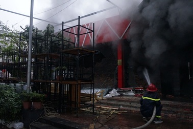 Quán bia cháy lớn nghi do hàn xì