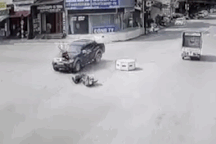 Chủ quan đường vắng, "ninja" vượt đèn đỏ, đâm thẳng vào mũi ôtô