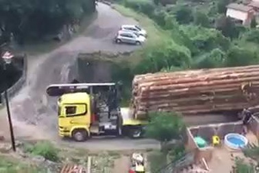 Màn điều khiển xe tải đẳng cấp ở góc cua hẹp