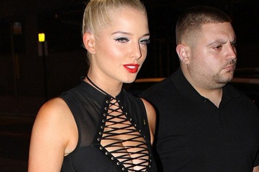 Mỹ nhân gợi cảm nhất nước Anh chèn ép ngực