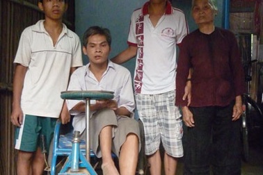 Lòng hiếu thảo của cậu học sinh nuôi em tâm thần, cha bệnh tật