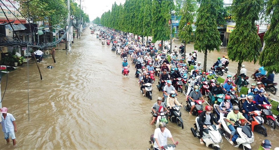 Đường phố Cần Thơ mênh mông như sông, dòng phương tiện bì bõm lội - 1 Đường phố Cần Thơ mênh mông như sông, dòng phương tiện bì bõm lội - 1