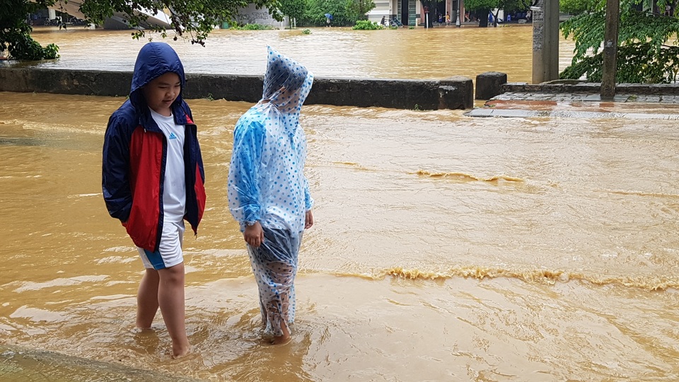 Người dân trú trên gác mái, cho lợn lên giường tránh lũ - 22 Người dân trú trên gác mái, cho lợn lên giường tránh lũ - 22