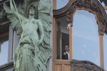 Triệu phú Nga chơi trội, ném tiền cho đám đông