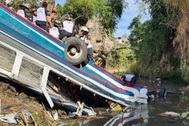 Xe buýt rơi khỏi cầu lao xuống vực, hơn 50 thi thể nằm la liệt ở bờ mương