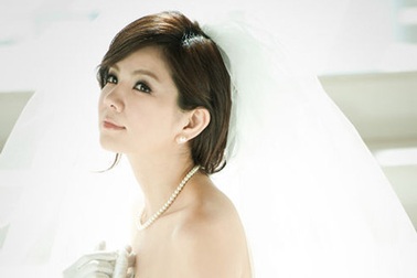 Ella của S.H.E xinh đẹp e ấp bên chú rể điển trai 