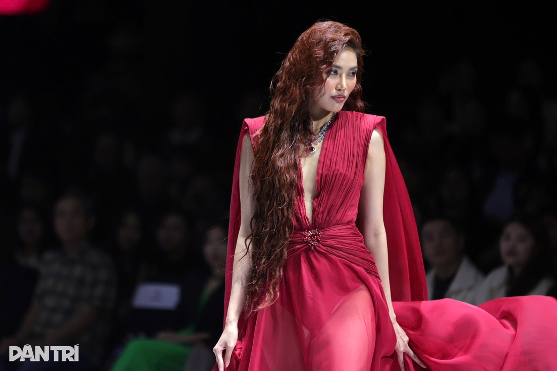 Lan Khuê nói về đam mê hàng hiệu và bí quyết tỏa sáng trên sàn diễn