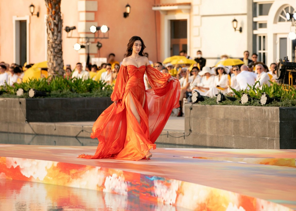 Đỗ Mỹ Linh, Lương Thùy Linh sánh đôi trên sàn diễn thời trang - 11