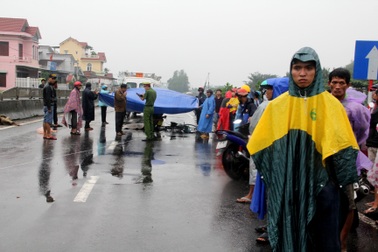 Tài xế ô tô gắn biển xanh giả gây tai nạn chết người rồi bỏ chạy