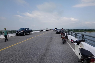 Bỏ xe máy trên cầu, nam thanh niên nhảy xuống sông tự vẫn