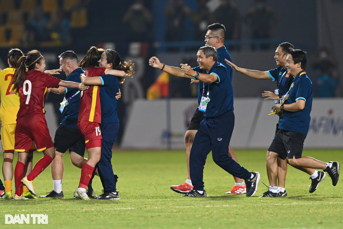 Khoảnh khắc ăn mừng bùng nổ của tuyển nữ Việt Nam sau khi vô địch SEA Games - 6 Khoảnh khắc ăn mừng bùng nổ của tuyển nữ Việt Nam sau khi vô địch SEA Games - 6