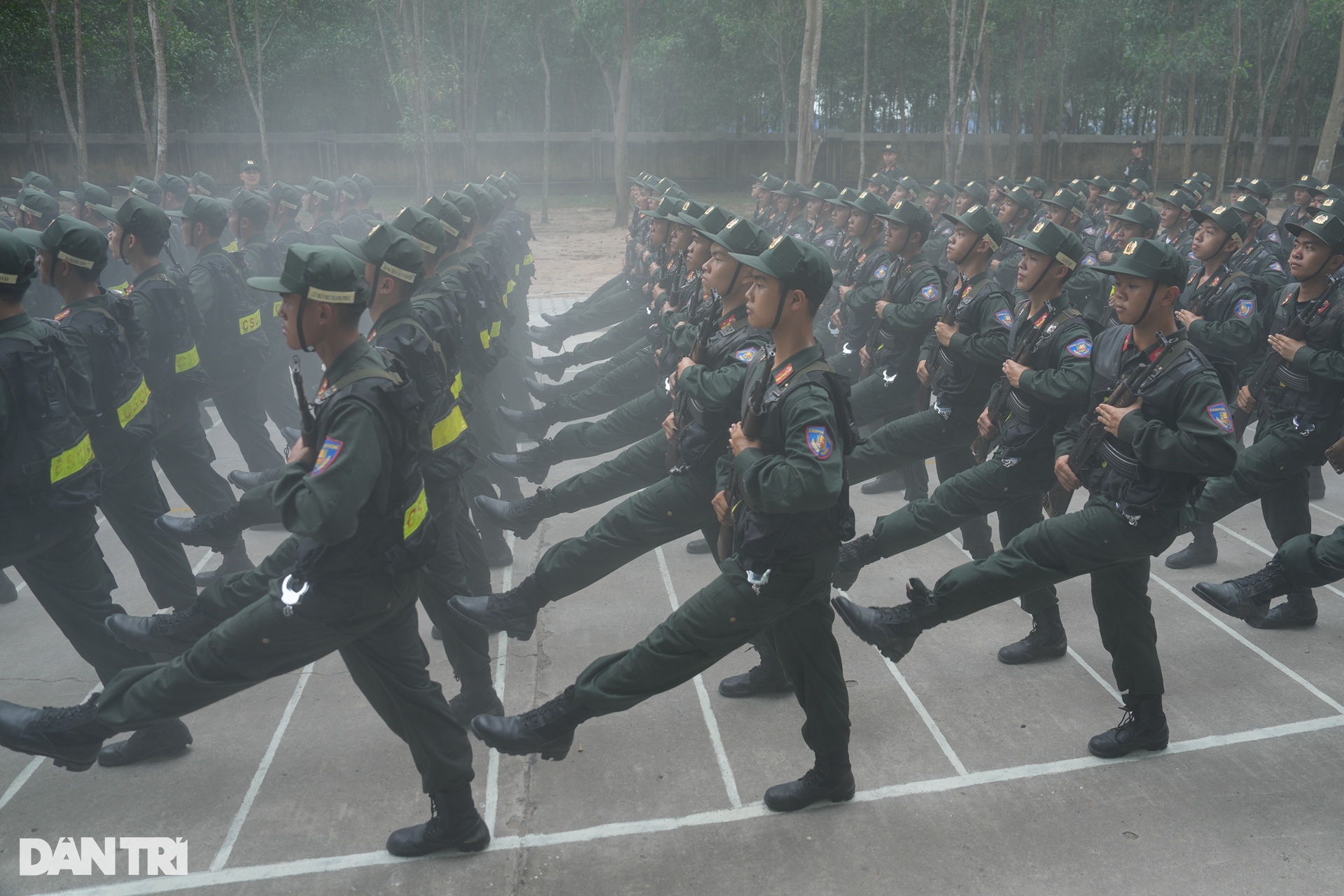 Bên trong thao trường huấn luyện diễu binh, diễu hành cho đại lễ 30/4 - 14 Bên trong thao trường huấn luyện diễu binh, diễu hành cho đại lễ 30/4 - 14