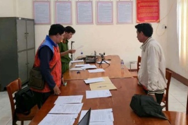 Bắt nhân viên giao hàng nhanh chiếm dụng hàng trăm triệu đồng