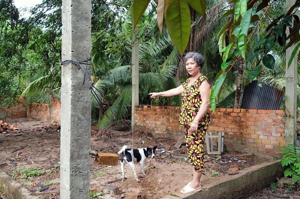 Xót xa cảnh vợ tâm thần lơ ngơ chăm chồng bị tai biến nằm liệt - 7 Xót xa cảnh vợ tâm thần lơ ngơ chăm chồng bị tai biến nằm liệt - 7